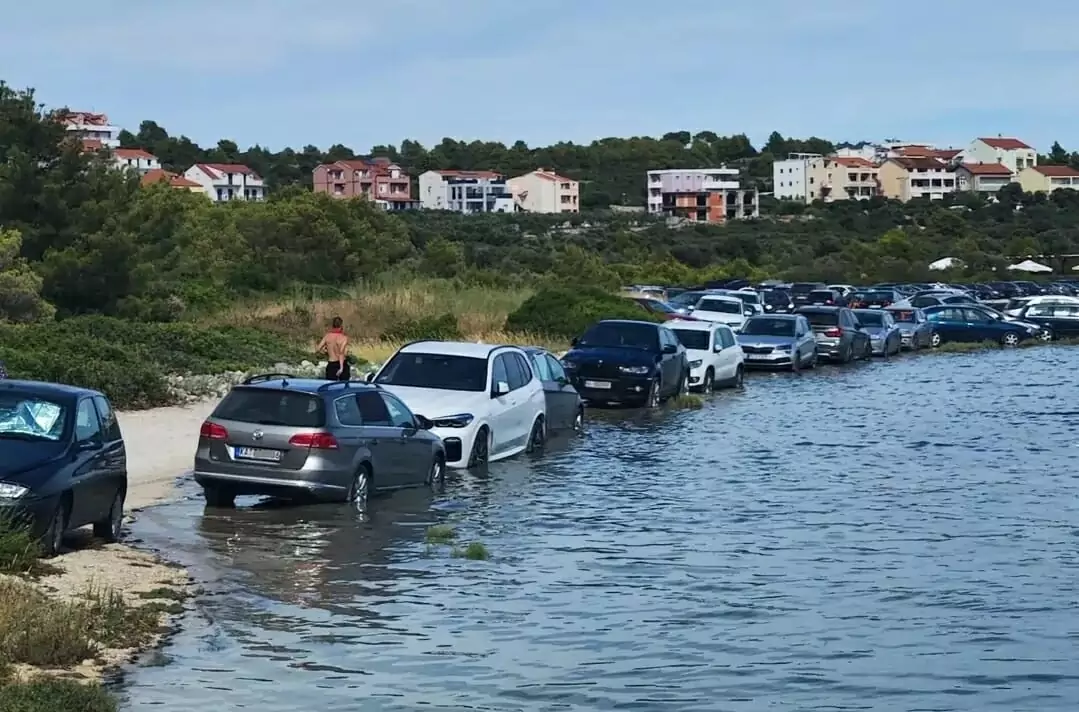 Autos versinken teilweise ins Meer - Flut und Jugo in Šibenik!