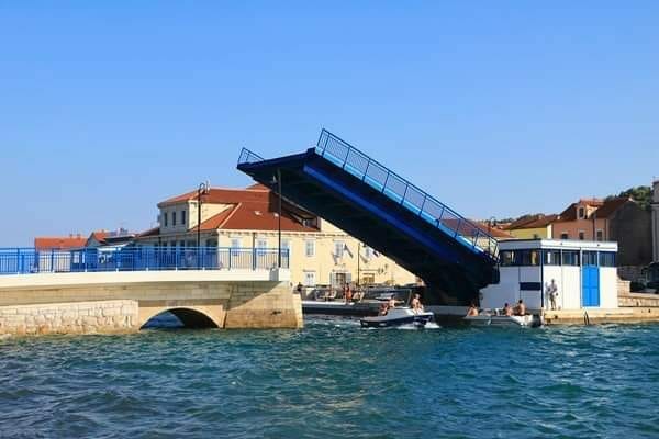 Die Brücke in Tisno wieder geschlossen