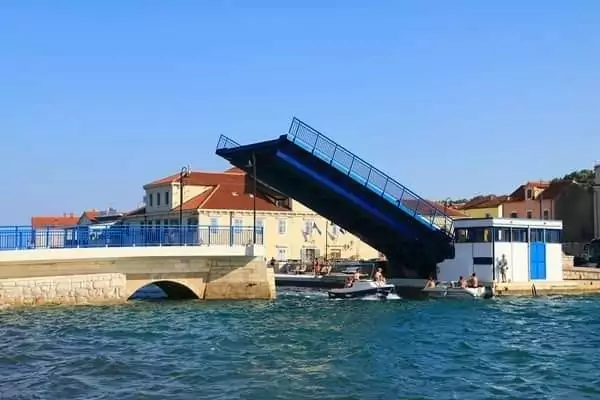 Die Brücke in Tisno wieder geschlossen