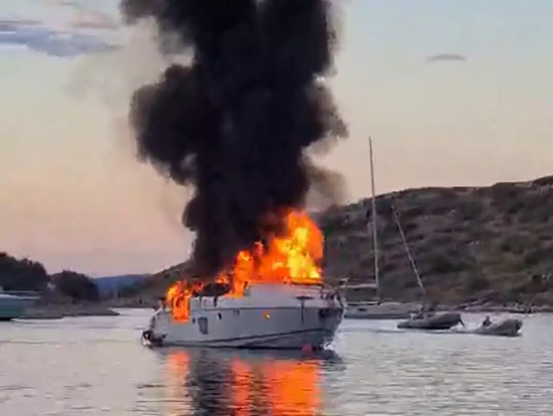 Österreichische Yacht auf der Insel Žut in Brand geraten!