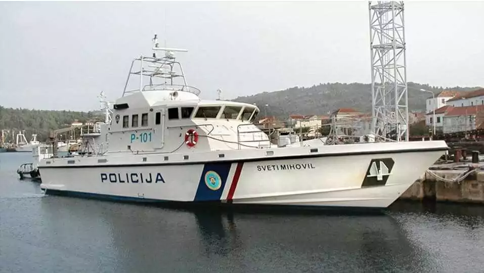 Polizeiboot zu kaufen - das wär was für den Bootsurlaub!