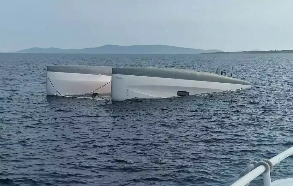 Schiffbrüchig nach Sturm: französischer Katamaran kenterte bei Olib