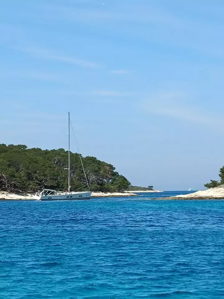 Segelschiff bei den Pakleni Inseln auf Grund gelaufen