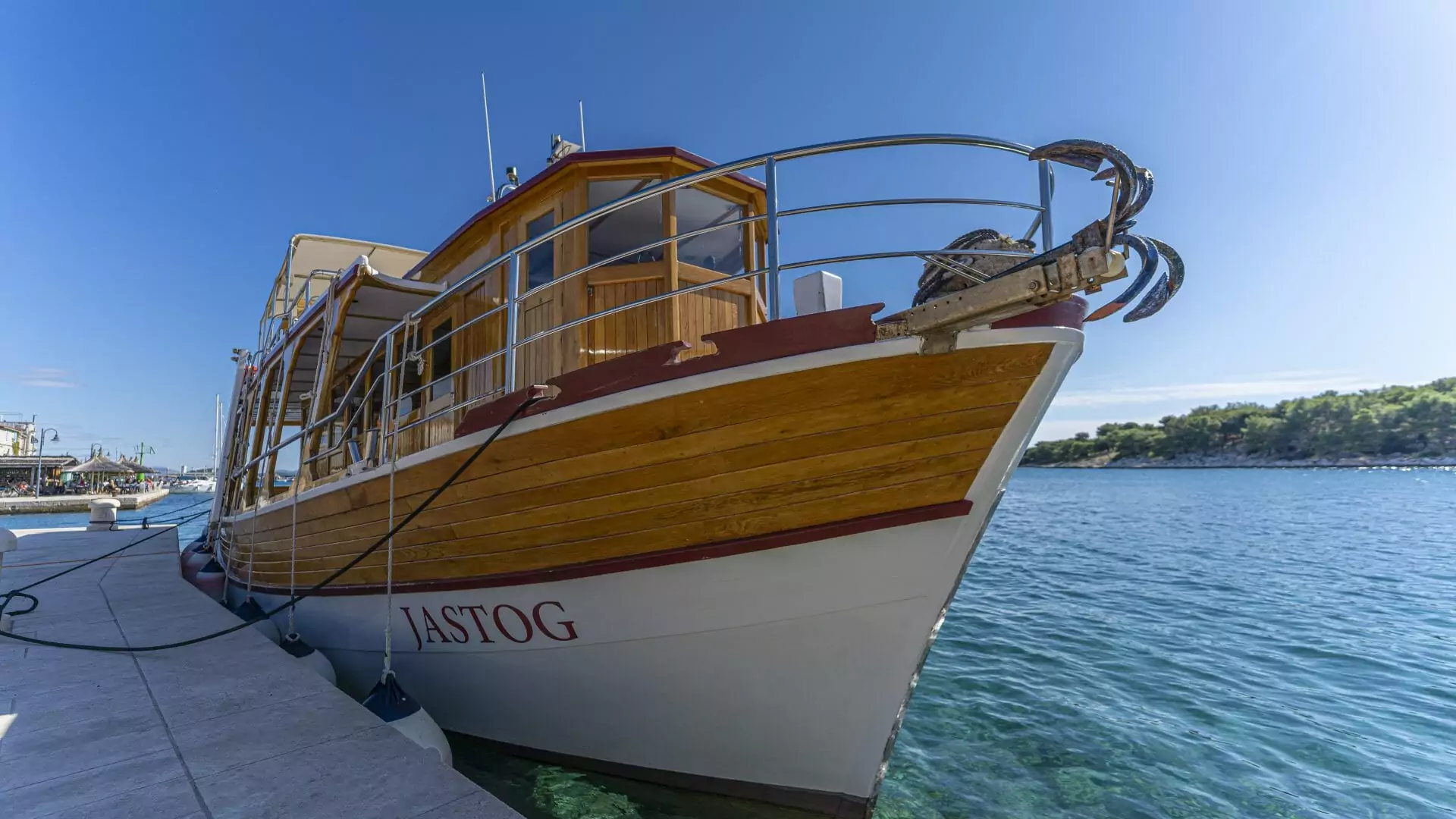 Sie gehört zum sommerlichen Ortsbild von Tribunj - die JASTOG- "unser" Ausflugsschiff!