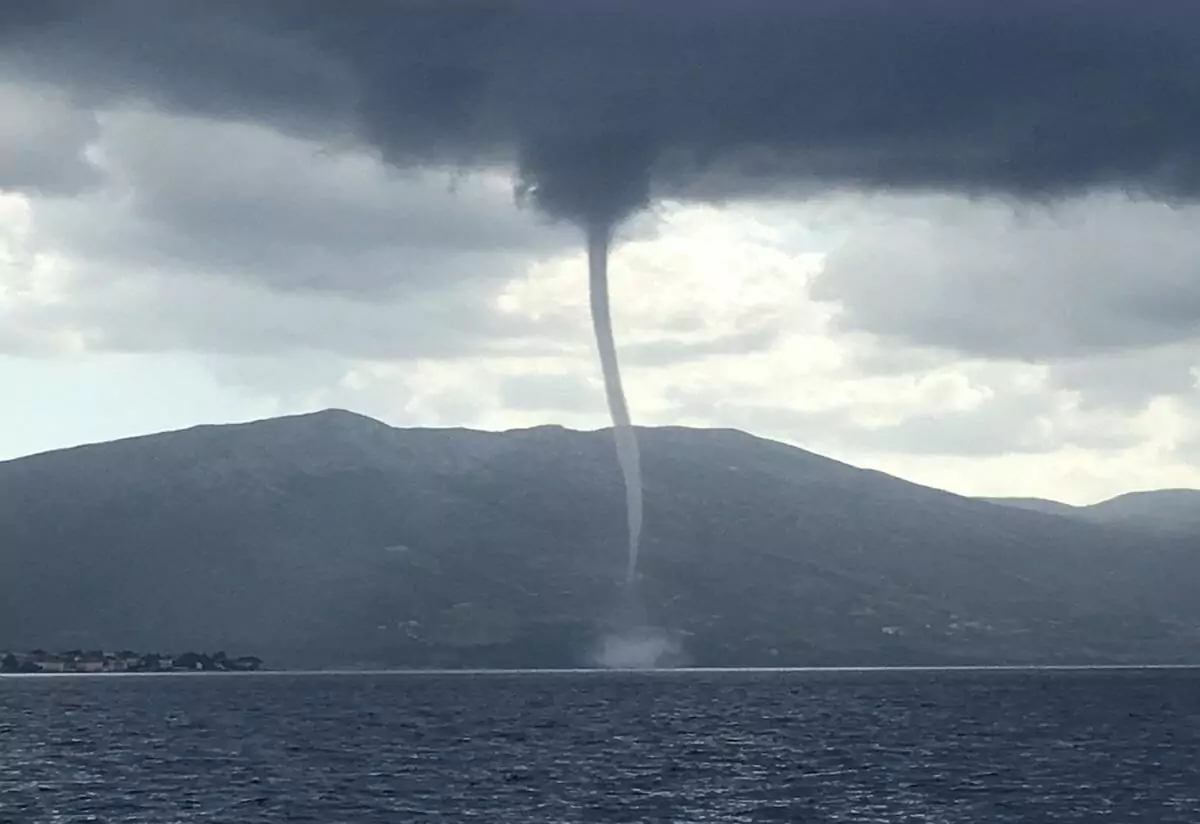 Tornado versenkt Fischerboot vor der Insel Iž